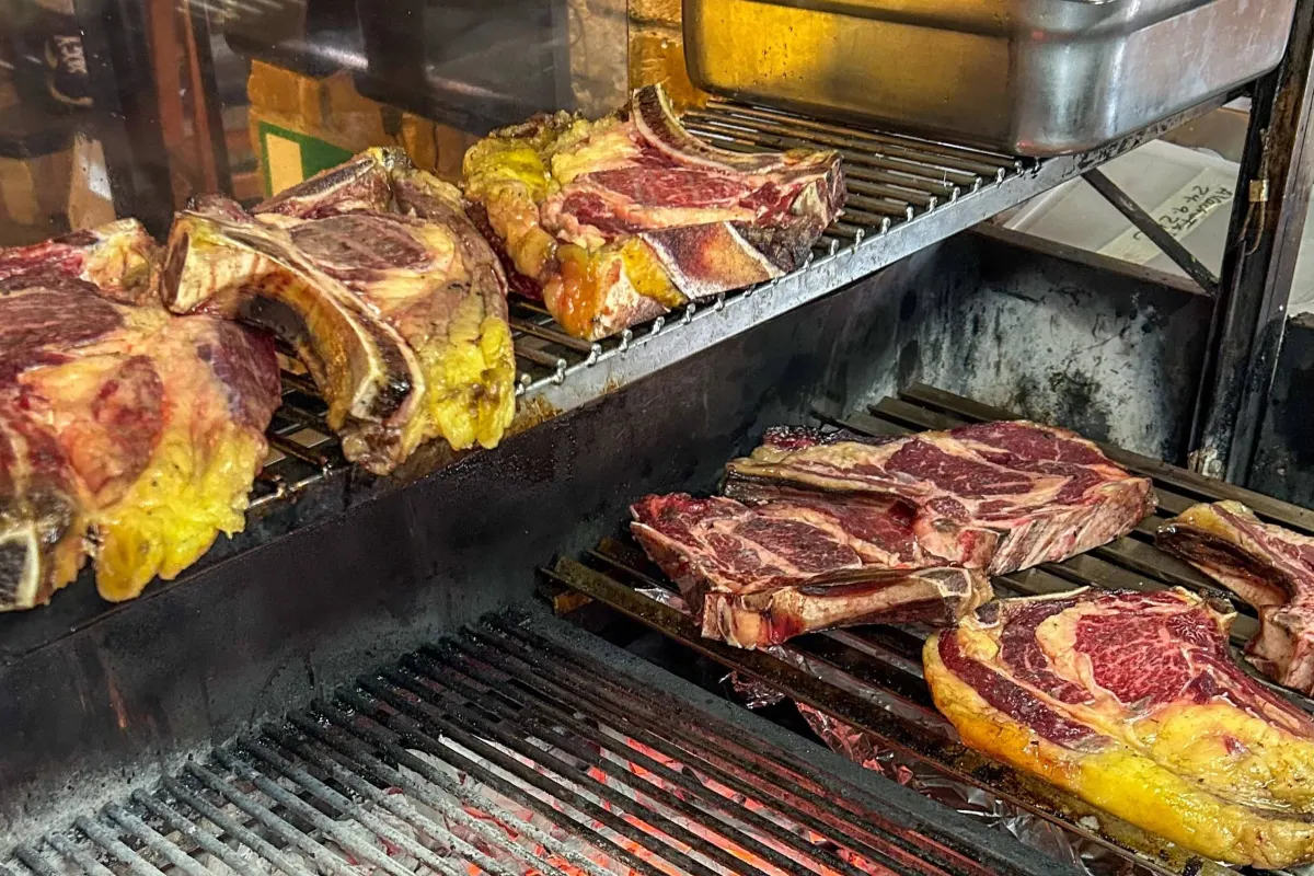 Chuletones de vaca madurada en la parrilla de La Tienta