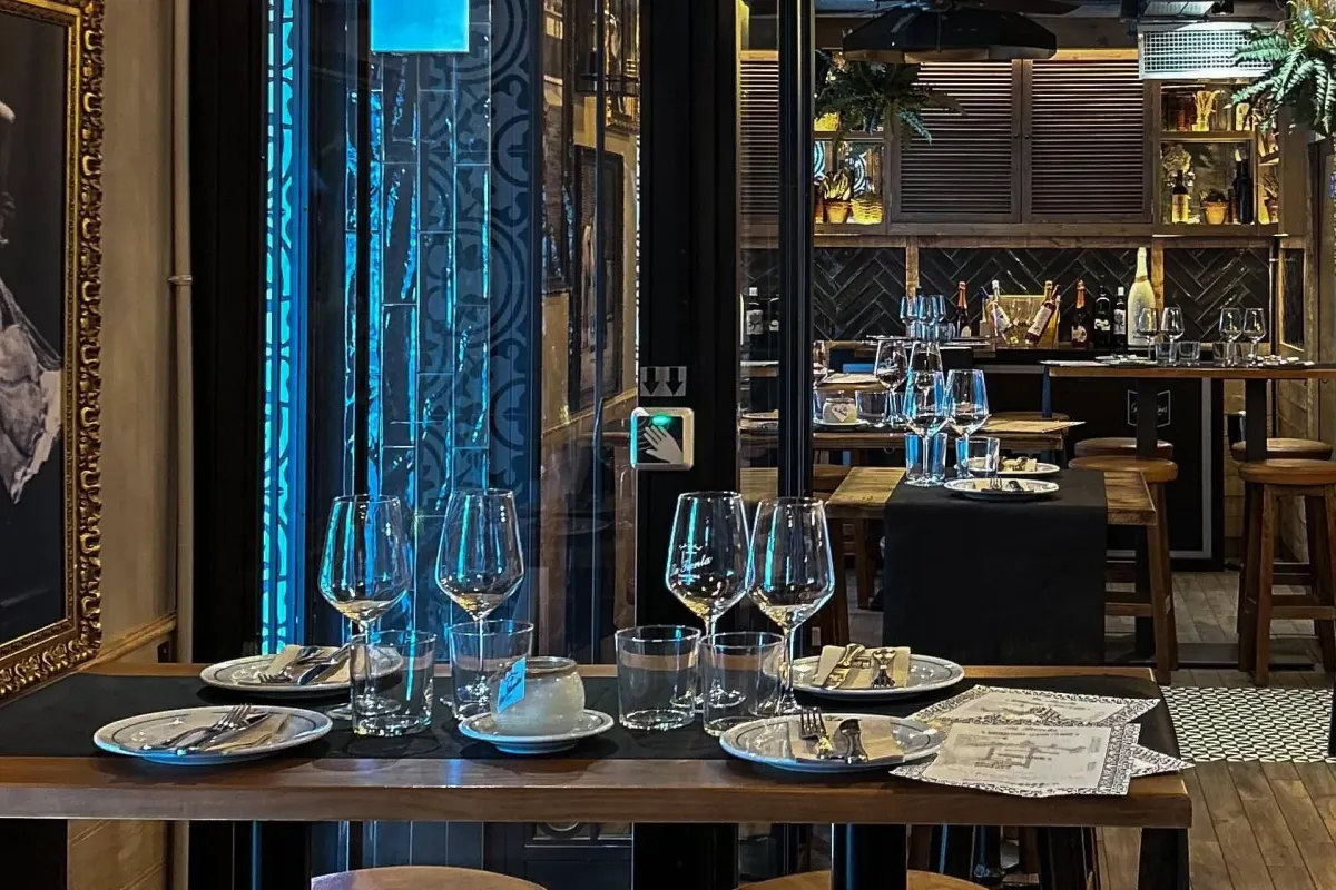 Interior de la Taberna La Tienta, donde se sirve el rabo de toro