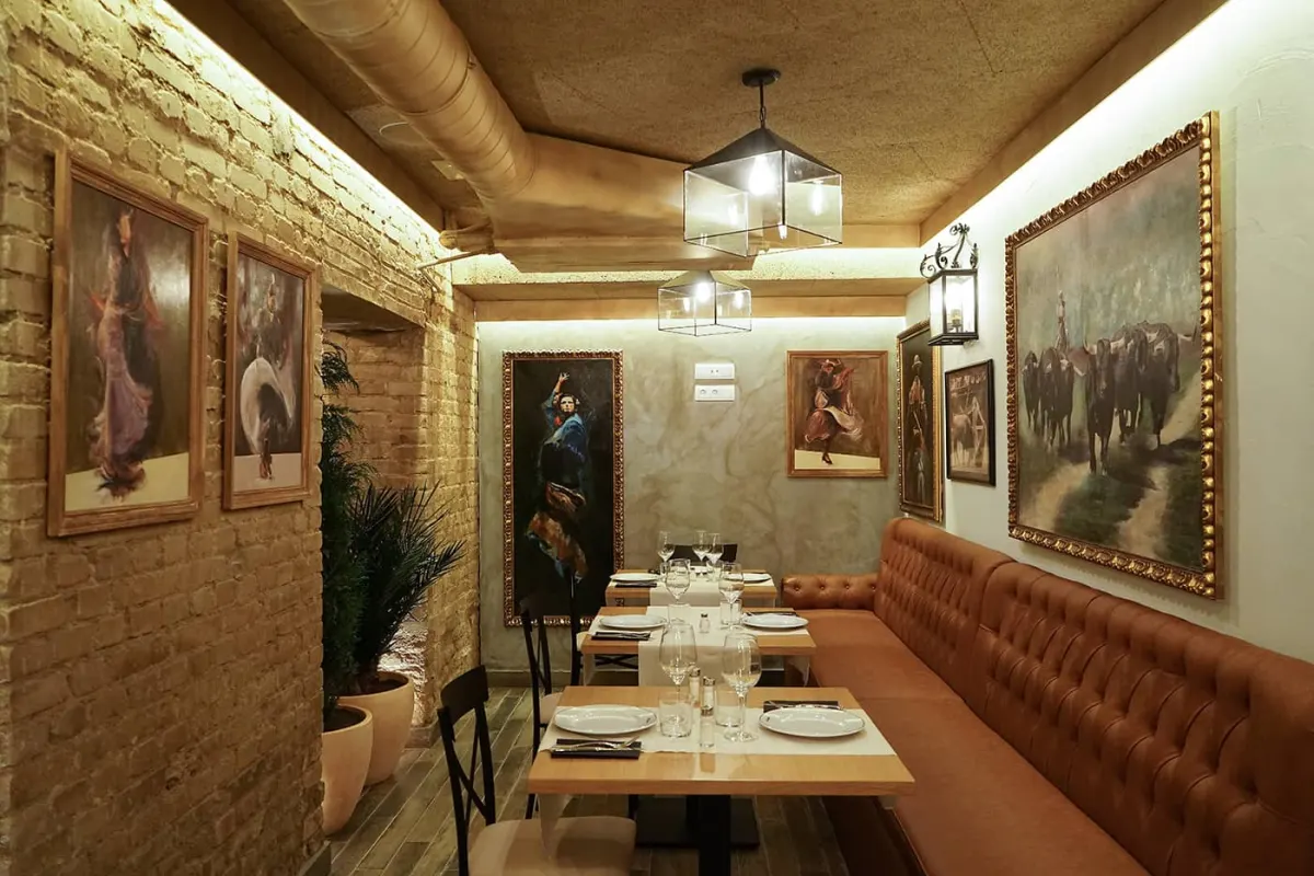 Salón de la Taberna La Tienta, en el barrio de Ventas
