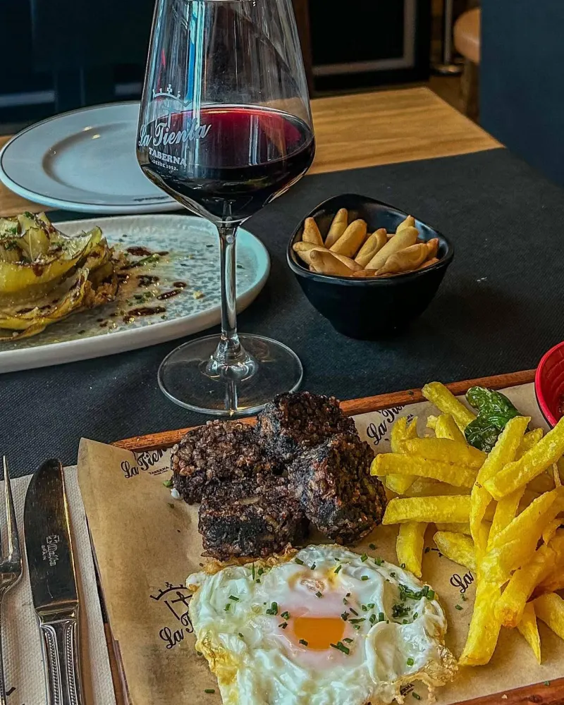 Carne con huevo y patatas en la Taberna La Tienta